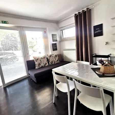 Apartmaji Ela 1 * Izola